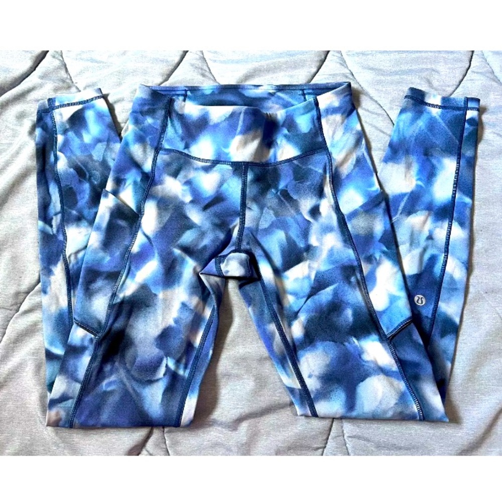 LULULEMON blue cloud pattern leggings size 4